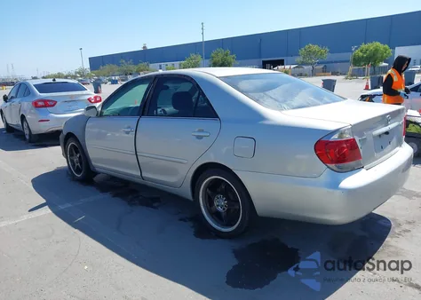 2005 Toyota Camry Le z USA, uszkodzony, nr VIN 4T1BE32K25U060643
